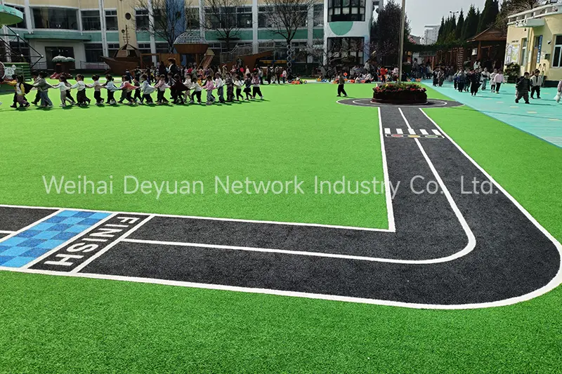 What are the methods for maintaining outdoor artificial turf?